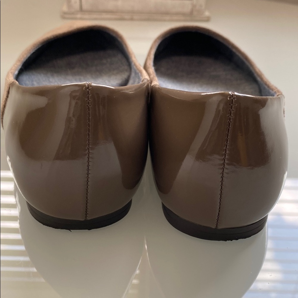 Dr. Scholl's Brown Suede Flats for Versatile Comfort - Picture 4 of 7